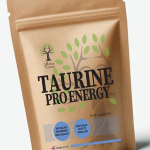 Può includere: Una busta in carta kraft marrone contenente un integratore alimentare etichettato Taurine Pro Energy. La confezione presenta un logo a forma di albero, foglie verdi e icone circolari blu con testo che indica assenza di riempitivi e leganti.