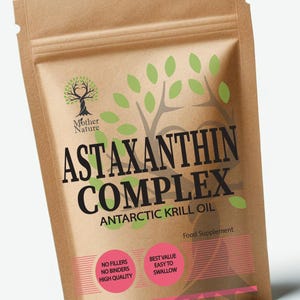 Pode incluir: Um saco de papel castanho com um r&oacute;tulo branco que diz "Astaxanthin Complex &Oacute;leo de Krill Ant&aacute;rtico" e "Suplemento alimentar". O r&oacute;tulo tamb&eacute;m tem um logotipo de &aacute;rvore verde e dois c&iacute;rculos cor-de-rosa com texto branco que diz "Sem enchimentos Sem aglutinantes Alta qualidade" e "Melhor valor F&aacute;cil de engolir". O saco tem uma bandeira vermelha, branca e azul com o texto "Feito no Reino Unido".