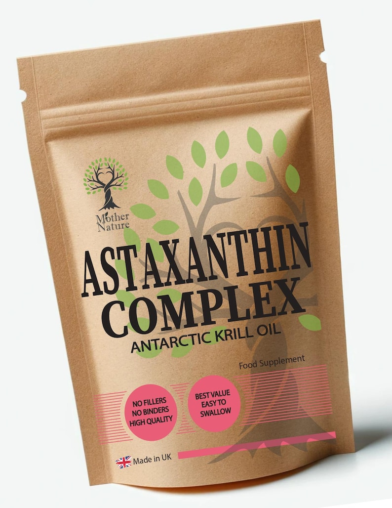 Pode incluir: Um saco de papel castanho com um r&oacute;tulo branco que diz "Astaxanthin Complex &Oacute;leo de Krill Ant&aacute;rtico" e "Suplemento alimentar". O r&oacute;tulo tamb&eacute;m tem um logotipo de &aacute;rvore verde e dois c&iacute;rculos cor-de-rosa com texto branco que diz "Sem enchimentos Sem aglutinantes Alta qualidade" e "Melhor valor F&aacute;cil de engolir". O saco tem uma bandeira vermelha, branca e azul com o texto "Feito no Reino Unido".