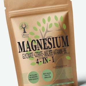 Peut inclure: Un sachet marron contenant un complément alimentaire, avec le mot "MAGNESIUM" en grosses lettres noires. L'étiquette indique "GLYCINATE-CITRATE-MALATE-VITAMIN-B6 4-EN-1" et "Complément alimentaire". Il est fabriqué au Royaume-Uni.