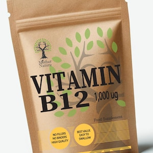Può includere: Busta marrone di integratore alimentare di vitamina B12 con la scritta "Vitamin B12 1.000 ug". La busta presenta una grafica ad albero e le parole "Mother Nature". Il testo aggiuntivo include "No Fillers, No Binders, High Quality" e "Best Value, Easy to Swallow".