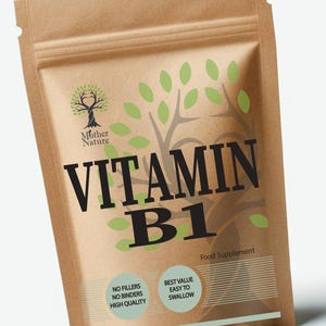 以下が含まれることがあります： ビタミンB1食品サプリメントと書かれた白いラベルが付いた茶色の紙袋。ラベルには緑色の木のロゴと「マザーネイチャー」の文字も書かれている。