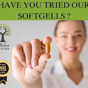 K&ouml;nnte beinhalten: Eine Frau h&auml;lt eine gelbe Weichkapsel in ihrer Hand. Der Text "Haben Sie unsere Softgels schon probiert?" befindet sich oben im Bild. Der Text "Mother Nature" befindet sich unter einem Baum mit einem Herzen in der Mitte. Ein goldener Stern mit dem Text "Bestseller" befindet sich unten links.