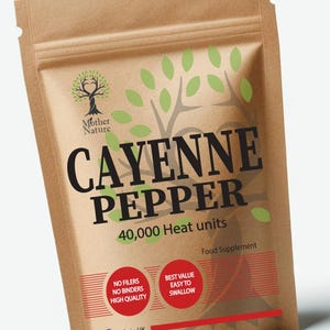 Peut inclure: Un sachet en papier brun avec une fermeture à glissière contient un complément alimentaire appelé Piment de Cayenne. Le sachet porte un logo d'arbre vert avec les mots "Mother Nature" et le texte "40 000 unités de chaleur". Le sachet comporte également des étiquettes rouges et blanches qui indiquent "Pas de charges, pas de liants, haute qualité" et "Meilleur rapport qualité-prix Facile à avaler". Le sachet porte une étiquette rouge et blanche indiquant "Fabriqué au Royaume-Uni".