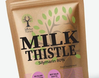 Op de afbeelding: Een bruine papieren zak met een ritssluiting. De zak heeft een groen boomlogo en de tekst "Mother Nature" erop gedrukt. De zak bevat een voedingssupplement genaamd "Milk Thistle Silymarin 80%". De zak heeft ook een roze label met de tekst "No Fillers, No Binders, High Quality" en "Best Value Easy to Swallow". De zak heeft een kleine Union Jack vlag en de tekst "Made in UK" erop gedrukt.