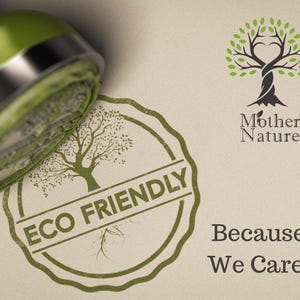 K&ouml;nnte beinhalten: Ein gr&uuml;ner Gummistempel mit den Worten "Eco Friendly" in einem Kreis um einen stilisierten Baum mit Wurzeln. Der Stempel wird auf einen braunen Papierhintergrund mit dem Text "Mother Nature" und "Because We Care." gedr&uuml;ckt.