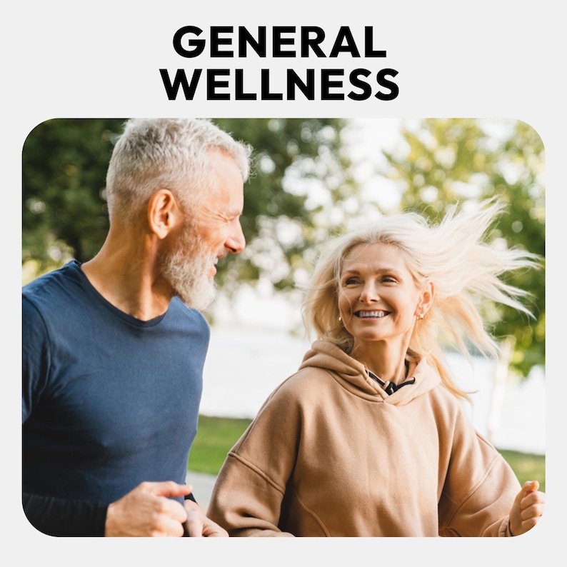 Puede incluir: Una pareja mayor corre al aire libre, sonriendo. La mujer lleva una sudadera con capucha color beige y el hombre una camisa azul. El texto "GENERAL WELLNESS" est&aacute; en la parte superior de la imagen.