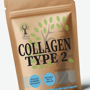 Puede incluir: Una bolsa de papel marrón con una etiqueta blanca que dice "Mother Nature Collagen Type 2 Food Supplement". La etiqueta también tiene un logotipo de árbol verde y dos círculos azules con texto blanco que dice "No Fillers No Binders High Quality" y "Best Value Easy to Swallow". La bolsa tiene una etiqueta blanca en la parte inferior que dice "Made in UK".