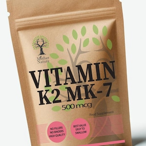 K&ouml;nnte beinhalten: Ein brauner Papierbeutel mit einem wei&szlig;en Etikett, auf dem "Vitamin K2 MK-7 500 mcg Nahrungserg&auml;nzungsmittel" steht. Das Etikett zeigt auch ein gr&uuml;nes Baumlogo und den Text "Mother Nature".
