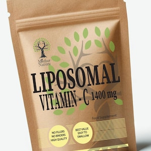 Op de afbeelding: Een bruine papieren zak met Liposomale Vitamine C 1400 mg voedingssupplement. De zak heeft een boomlogo en de tekst "Mother Nature". Extra tekst is onder meer "Geen vulstoffen", "Hoge kwaliteit" en "Gemakkelijk te slikken". Gemaakt in het VK.