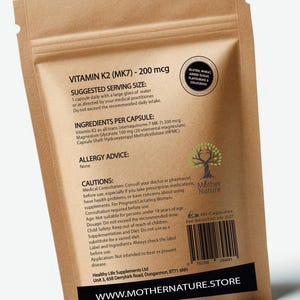 K&ouml;nnte beinhalten: Ein brauner Papierbeutel mit einem wei&szlig;en Etikett, auf dem "Vitamin K2 (MK7) - 200 mcg" steht. Das Etikett enth&auml;lt auch Informationen &uuml;ber die empfohlene Portionsgr&ouml;&szlig;e, die Inhaltsstoffe, Allergiehinweise, Vorsichtsma&szlig;nahmen und Kontaktinformationen des Herstellers. Der Beutel ist mit einem Rei&szlig;verschluss versiegelt.