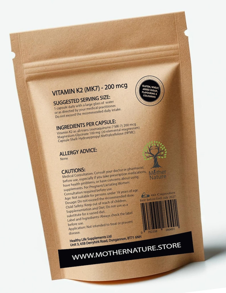 K&ouml;nnte beinhalten: Ein brauner Papierbeutel mit einem wei&szlig;en Etikett, auf dem "Vitamin K2 (MK7) - 200 mcg" steht. Das Etikett enth&auml;lt auch Informationen &uuml;ber die empfohlene Portionsgr&ouml;&szlig;e, die Inhaltsstoffe, Allergiehinweise, Vorsichtsma&szlig;nahmen und Kontaktinformationen des Herstellers. Der Beutel ist mit einem Rei&szlig;verschluss versiegelt.