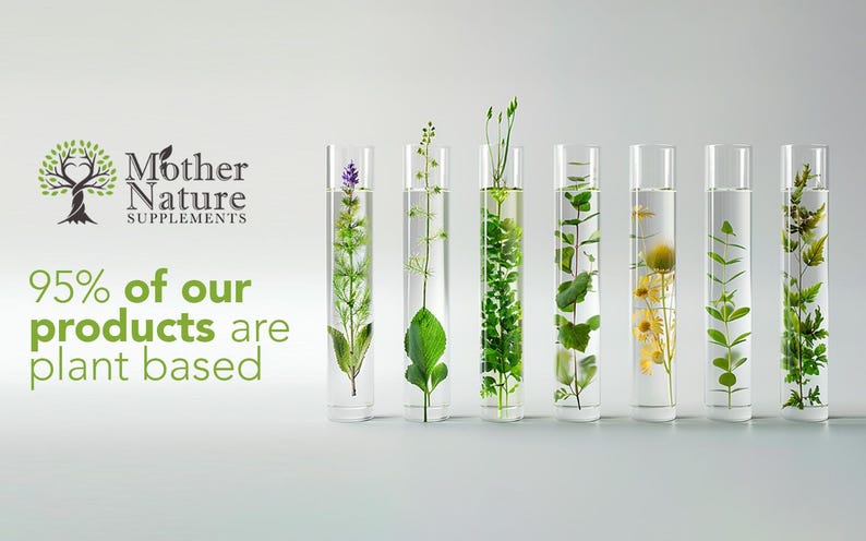 K&ouml;nnte beinhalten: Eine Reihe klarer Glasr&ouml;hrchen, gef&uuml;llt mit verschiedenen gr&uuml;nen und gelben Pflanzen. Der Text "Mother Nature Supplements" und "95% unserer Produkte sind pflanzlich" ist unterhalb der R&ouml;hrchen sichtbar.