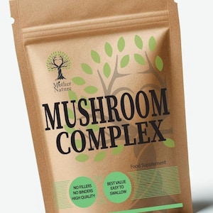 Könnte beinhalten: Ein brauner Papierbeutel mit einem grünen Baumlogo und dem aufgedruckten Text "Mother Nature Mushroom Complex". Der Beutel hat außerdem einen grünen Kreis mit dem Text "No Fillers No Binders High Quality" und einen weiteren grünen Kreis mit dem Text "Best Value Easy to Swallow". Der Beutel hat außerdem den aufgedruckten Text "Food Supplement" und "Made in UK".