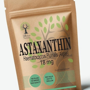 Puede incluir: Una bolsa de papel marrón con una etiqueta blanca que dice "Mother Nature Astaxanthin Haematococcus Pluvialis (Algas) 18 mg Complemento alimenticio". La etiqueta también tiene un logotipo verde de un árbol con un corazón en el centro. Hay dos círculos verdes en la etiqueta que dicen "Sin rellenos Sin aglutinantes Alta calidad" y "Mejor valor Fácil de tragar". La bolsa también tiene una pequeña bandera del Reino Unido y el texto "Hecho en el Reino Unido".