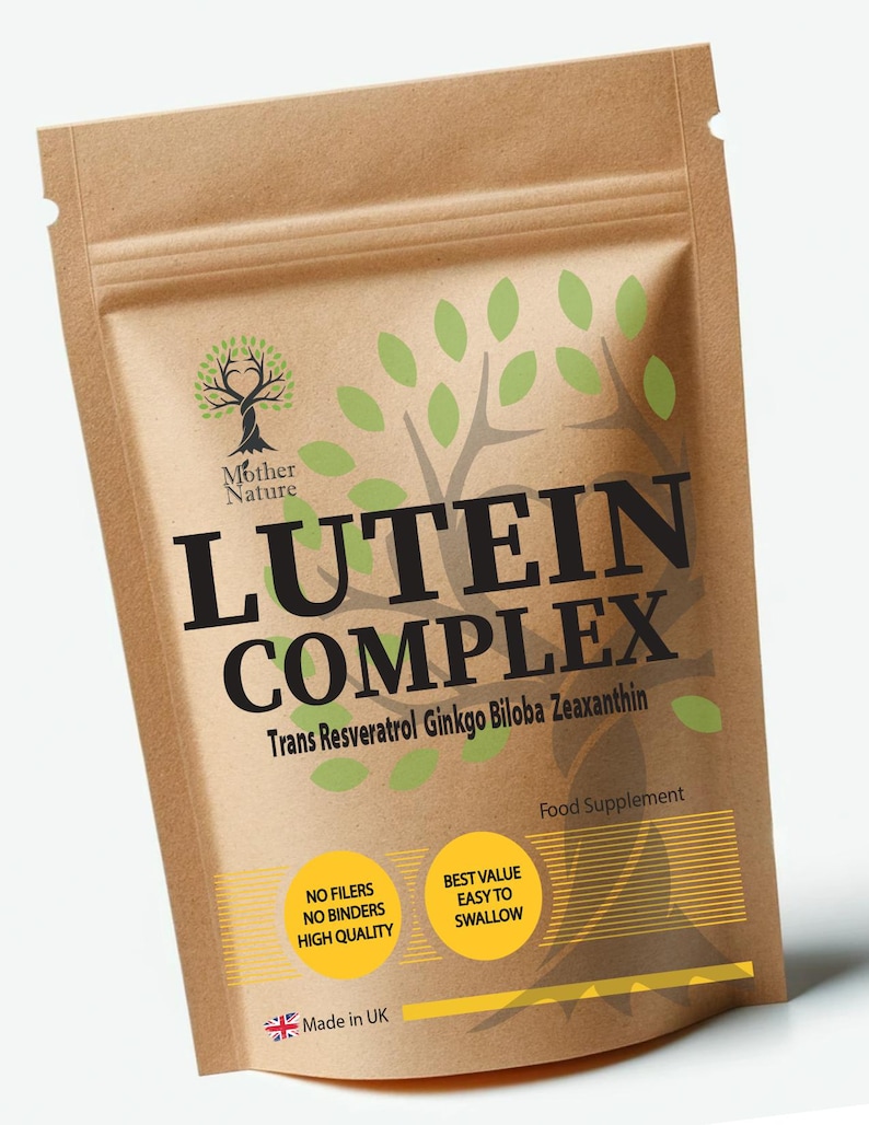 K&ouml;nnte beinhalten: Ein brauner Papierbeutel mit einem Etikett, auf dem "Mother Nature Lutein Complex Trans Resveratrol Ginkgo Biloba Zeaxanthin Nahrungserg&auml;nzungsmittel" steht. Das Etikett hat auch ein gr&uuml;nes Baumlogo und zwei gelbe Kreise mit dem Text "No Fillers No Binders High Quality" und "Best Value Easy to Swallow". Der Beutel hat eine kleine Union Jack Flagge und den Text "Made in UK".