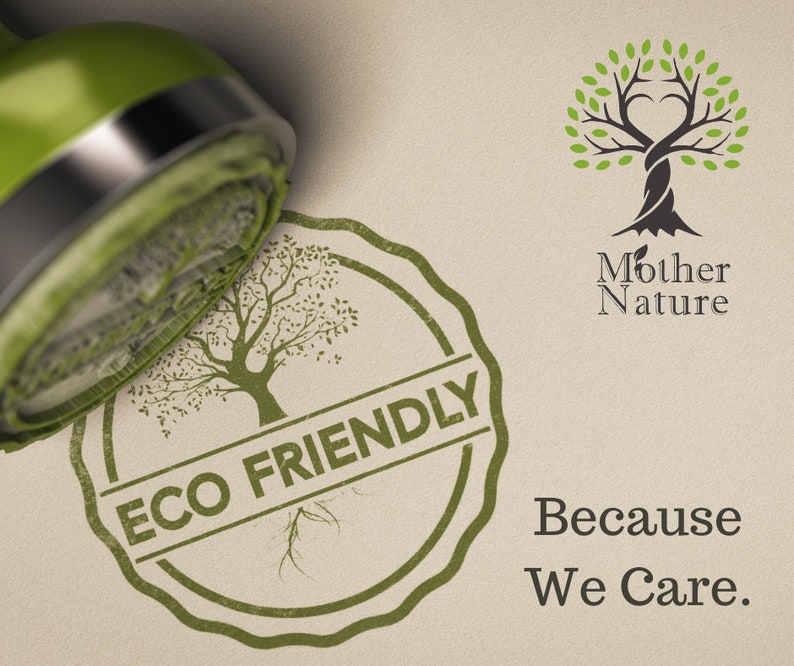 Pode incluir: Um carimbo verde com as palavras "ECO FRIENDLY" e um desenho de &aacute;rvore &eacute; pressionado sobre uma superf&iacute;cie bege. A imagem tamb&eacute;m inclui as palavras "Mother Nature" e "Because We Care."