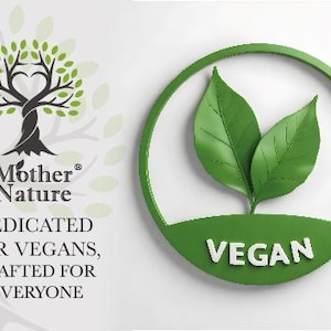 K&ouml;nnte beinhalten: Ein gr&uuml;ner Kreis mit zwei gr&uuml;nen Bl&auml;ttern und dem Wort "VEGAN" in wei&szlig;en Buchstaben. Der Kreis befindet sich auf einem wei&szlig;en Hintergrund. Der Text "Mother Nature" und "Dedicated for Vegans, Crafted for Everyone" befindet sich unter dem Kreis.
