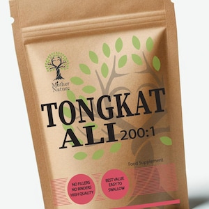以下が含まれることがあります： Tongkat Ali 200:1とラベルが貼られた食品サプリメントが入った茶色のクラフト紙ポーチ。パッケージには木のロゴ、Mother Natureというテキスト、No Fillers, No Binders, High Quality, Best Value, Easy To Swallowと書かれた2つのピンクの円が描かれています。