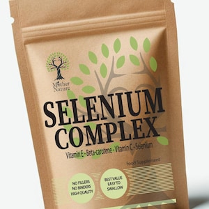 Może przedstawiać: Brązowa papierowa torba z zielonym wzorem liści. Torba zawiera suplement diety o nazwie "Selenium Complex" z tekstem "Witamina E - Beta-karoten - Witamina C - Selen" i "Suplement diety". Torba zawiera również tekst "Bez wypełniaczy, Bez spoiw, Wysoka jakość" i "Najlepsza wartość, Łatwy do połknięcia". Torba ma małą flagę brytyjską i tekst "Wyprodukowano w Wielkiej Brytanii".