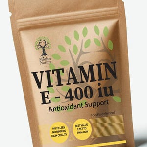 Può includere: Una busta di carta marrone con un design a foglia verde. La busta contiene un integratore alimentare di vitamina E-400 iu Antioxidant Support. La busta ha un'etichetta che dice "Senza riempitivi, senza leganti, alta qualità" e "Miglior valore, facile da deglutire". La busta dice anche "Made in UK".