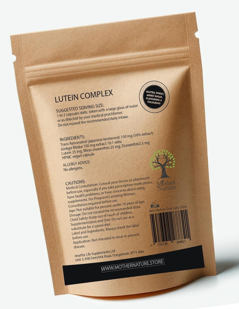 K&ouml;nnte beinhalten: Braune Papiert&uuml;te mit einem wei&szlig;en Etikett, auf dem "Lutein Complex" steht. Das Etikett listet die Inhaltsstoffe, die empfohlene Verzehrmenge, Vorsichtsma&szlig;nahmen und Allergiehinweise auf. Die T&uuml;te tr&auml;gt au&szlig;erdem das Logo "Mother Nature" und ein "Mindestens haltbar bis" Datum.