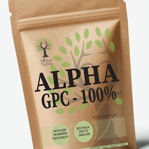 Könnte beinhalten: Ein brauner Papierbeutel mit einem grünen Baumlogo und dem Text "Mother Nature ALPHA GPC-100% Nahrungsergänzungsmittel". Der Beutel hat ein weißes Etikett mit dem Text "NO FILLERS NO BINDERS HIGH QUALITY" und "BEST VALUE EASY TO SWALLOW". Der Beutel hat auch eine kleine Union Jack Flagge und den Text "Made in UK".