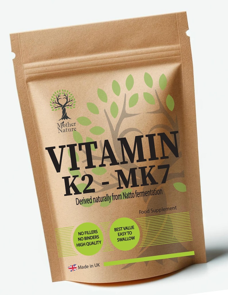 K&ouml;nnte beinhalten: Ein brauner Papierbeutel mit gr&uuml;nem Blattdesign und dem Text "VITAMIN K2 - MK7" in Schwarz. Der Beutel ist als Nahrungserg&auml;nzungsmittel gekennzeichnet und tr&auml;gt den Hinweis "Nat&uuml;rlich gewonnen aus Natto-Fermentation".