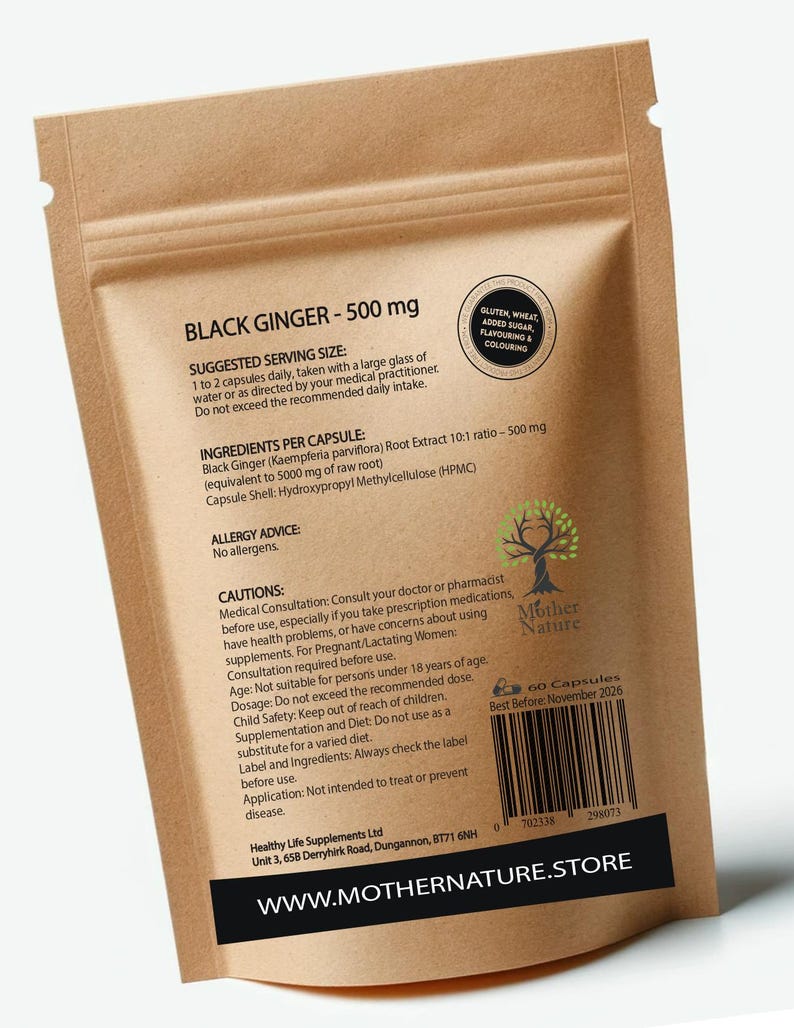 Pu&ograve; includere: Sacchetto di carta marrone con un'etichetta bianca che dice "Black Ginger - 500 mg". L'etichetta include anche informazioni sul prodotto, come gli ingredienti, la dimensione della porzione e i consigli sulle allergie. Il sacchetto ha un logo in bianco e nero che dice "Mother Nature" e un codice a barre.