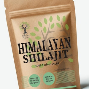 Puede incluir: Una bolsa de papel marrón con un diseño de hojas verdes. La bolsa contiene Shilajit del Himalaya, un suplemento alimenticio con 50% de ácido fúlvico. La bolsa también dice "Sin rellenos, sin aglutinantes, alta calidad" y "Mejor valor, fácil de tragar". Hecho en el Reino Unido.