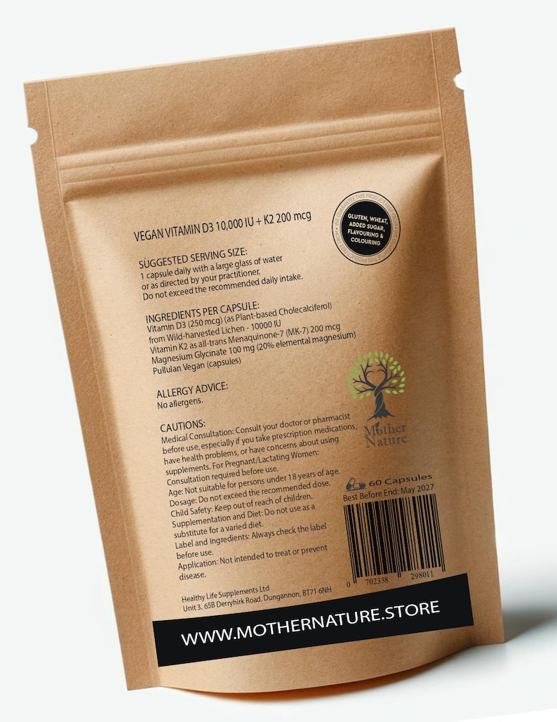 Op de afbeelding: Een bruine papieren zak met een wit etiket met informatie over Vegan Vitamin D3 10.000 IE + K2 200 mcg supplementen. Het etiket bevat ingredi&euml;nten, portiegrootte, allergie-advies, voorzorgsmaatregelen en contactgegevens voor Mother Nature.