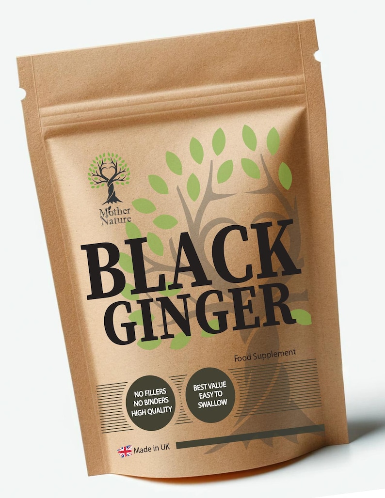 Pu&ograve; includere: Un sacchetto di carta marrone con chiusura a zip, contenente un integratore alimentare chiamato "Black Ginger" di Mother Nature. Il sacchetto presenta un design a foglie verdi e testo che dice "Senza riempitivi, senza leganti, alta qualit&agrave;" e "Miglior valore, facile da deglutire".