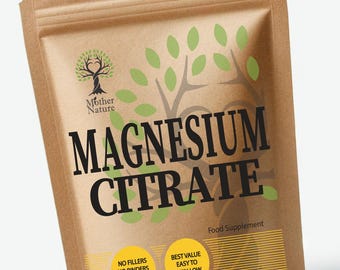 Op de afbeelding: Een bruine kraftpapieren zak met een magnesiumcitraat voedingssupplement. Het etiket bevat een boomlogo, de tekst "MAGNESIUM CITRATE", "NO FILLERS NO BINDERS HIGH QUALITY", "BEST VALUE EASY TO SWALLOW" en "Made in UK" met een vlagicoon.