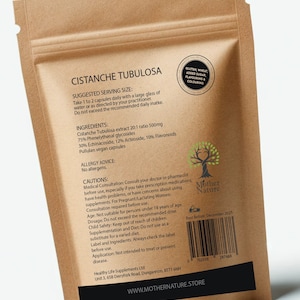 K&ouml;nnte beinhalten: Brauner Papierbeutel mit einem wei&szlig;en Etikett, auf dem "Cistanche Tubulosa" steht und die Zutaten, die Portionsgr&ouml;&szlig;e und Vorsichtsma&szlig;nahmen aufgef&uuml;hrt sind. Das Etikett enth&auml;lt auch ein "Mindestens haltbar bis" Datum vom Dezember 2025.