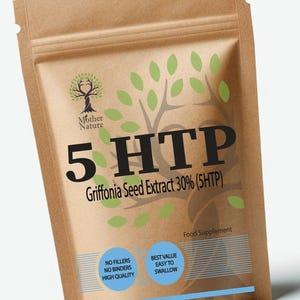 Può includere: Una busta in carta kraft marrone contenente un integratore alimentare di estratto di semi di Griffonia 5-HTP al 30%. L'etichetta presenta un grafico ad albero, il testo Mother Nature, 5 HTP e badge circolari con No Fillers, No Binders, High Quality.