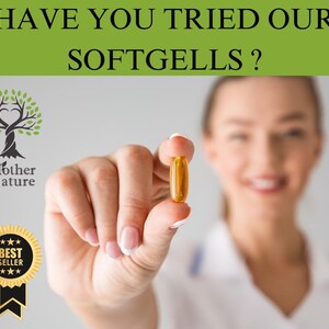 K&ouml;nnte beinhalten: Eine Frau h&auml;lt eine gelbe Weichkapsel in ihrer Hand. Der Text "Haben Sie unsere Softgels schon probiert?" befindet sich oben im Bild. Der Text "Mother Nature" befindet sich unter einem Baum mit einem Herzen in der Mitte. Ein goldener Stern mit dem Text "Bestseller" befindet sich unten links.