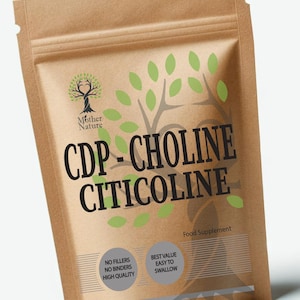 Puede incluir: Una bolsa de papel marrón con una etiqueta blanca que dice "CDP-Choline Citicoline" en texto negro. La etiqueta también tiene un logotipo de árbol verde y el texto "Mother Nature" en texto negro. La etiqueta también dice "Suplemento alimenticio" y "Sin rellenos, sin aglutinantes, alta calidad" y "Mejor valor, fácil de tragar". La bolsa también tiene una pequeña bandera del Reino Unido y el texto "Made in UK".