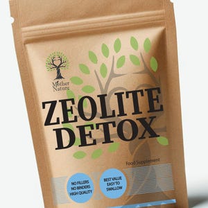 Può includere: Un sacchetto di carta marrone di integratore alimentare Zeolite Detox. La confezione presenta le parole "ZEOLITE DETOX" in grandi lettere nere, con il marchio "Mother Nature" e un logo ad albero. Il testo aggiuntivo include "Food Supplement", "No Fillers, No Binders, High Quality".