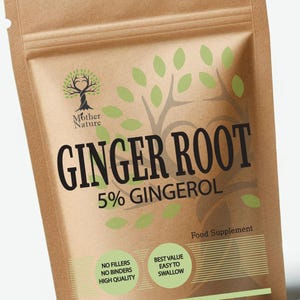 Op de afbeelding: Een bruine papieren zak met "Mother Nature" gemberwortelsupplement. De zak heeft de tekst "GINGER ROOT 5% GINGEROL" en de zinnen "NO FILLERS NO BINDERS HIGH QUALITY" en "BEST VALUE EASY TO SWALLOW". Gemaakt in het VK.