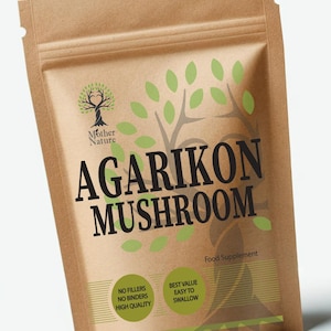 Könnte beinhalten: Ein brauner Papierbeutel mit einem grünen Baumlogo und dem Text "Mother Nature Agarikon Mushroom Food Supplement". Der Beutel hat auch ein weißes Etikett mit dem Text "No fillers, No binders, High Quality" und "Best Value, Easy to Swallow". Der Beutel hat eine kleine Union Jack Flagge und den Text "Made in UK".