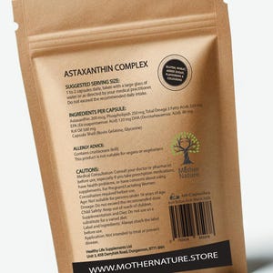 Pode incluir: Um saco de papel castanho com um r&oacute;tulo branco que diz "Astaxanthin Complex" e lista os ingredientes e a dose recomendada. O r&oacute;tulo tamb&eacute;m inclui um aviso sobre poss&iacute;veis al&eacute;rgenos e precau&ccedil;&otilde;es de uso. O saco tem um c&oacute;digo de barras e o texto "Mother Nature" e "www.mothernature.store".