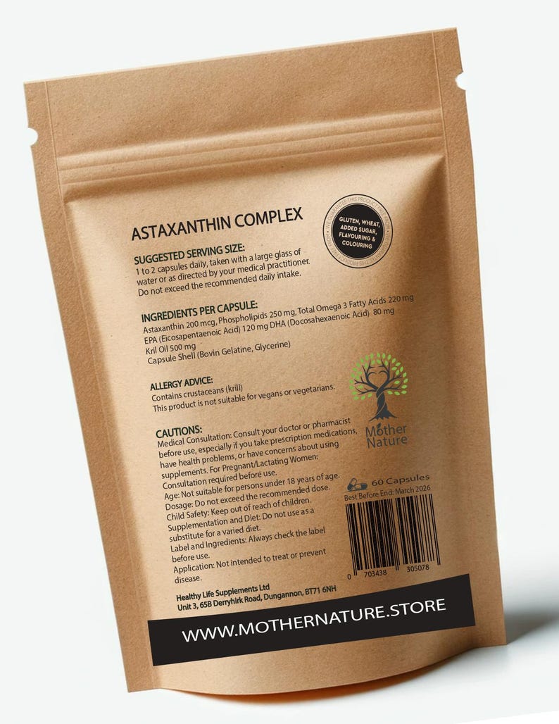 Pode incluir: Um saco de papel castanho com um r&oacute;tulo branco que diz "Astaxanthin Complex" e lista os ingredientes e a dose recomendada. O r&oacute;tulo tamb&eacute;m inclui um aviso sobre poss&iacute;veis al&eacute;rgenos e precau&ccedil;&otilde;es de uso. O saco tem um c&oacute;digo de barras e o texto "Mother Nature" e "www.mothernature.store".