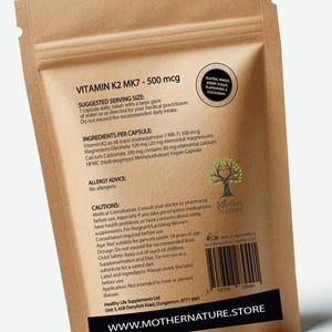 K&ouml;nnte beinhalten: Ein brauner Papierbeutel mit einem wei&szlig;en Etikett, auf dem "Vitamin K2 MK7 - 500 mcg" steht. Das Etikett enth&auml;lt auch Informationen &uuml;ber die Inhaltsstoffe, die Portionsgr&ouml;&szlig;e, Allergiehinweise und Vorsichtsma&szlig;nahmen. Der Beutel hat einen wei&szlig;en Rei&szlig;verschluss und ein wei&szlig;es Etikett mit dem Firmenlogo und der Website.