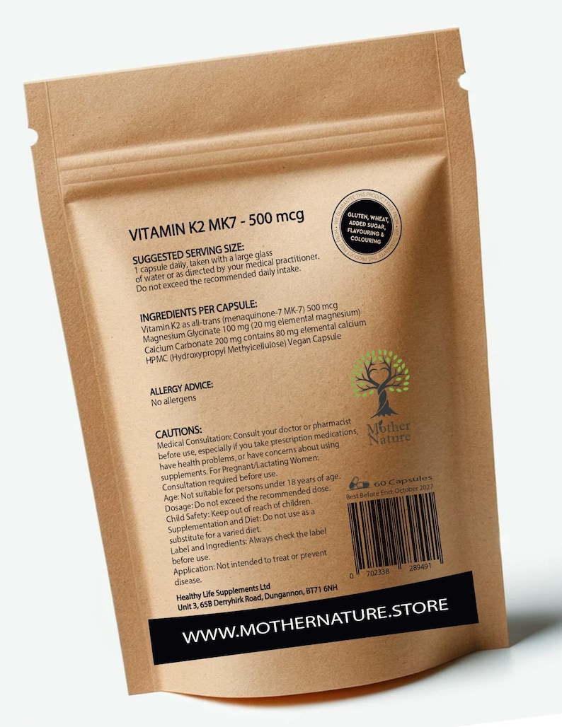 K&ouml;nnte beinhalten: Ein brauner Papierbeutel mit einem wei&szlig;en Etikett, auf dem "Vitamin K2 MK7 - 500 mcg" steht. Das Etikett enth&auml;lt auch Informationen &uuml;ber die Inhaltsstoffe, die Portionsgr&ouml;&szlig;e, Allergiehinweise und Vorsichtsma&szlig;nahmen. Der Beutel hat einen wei&szlig;en Rei&szlig;verschluss und ein wei&szlig;es Etikett mit dem Firmenlogo und der Website.