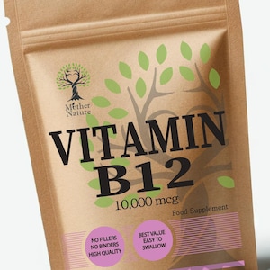 Puede incluir: Una bolsa de papel kraft marrón que contiene suplemento alimenticio de Vitamina B12 10.000 mcg. La etiqueta presenta un gráfico de árbol, el texto Mother Nature, Vitamin B12, 10.000 mcg, Food Supplement, No Fillers, No Binders, High Quality, Best Value, Easy To Swallow, Made in UK.