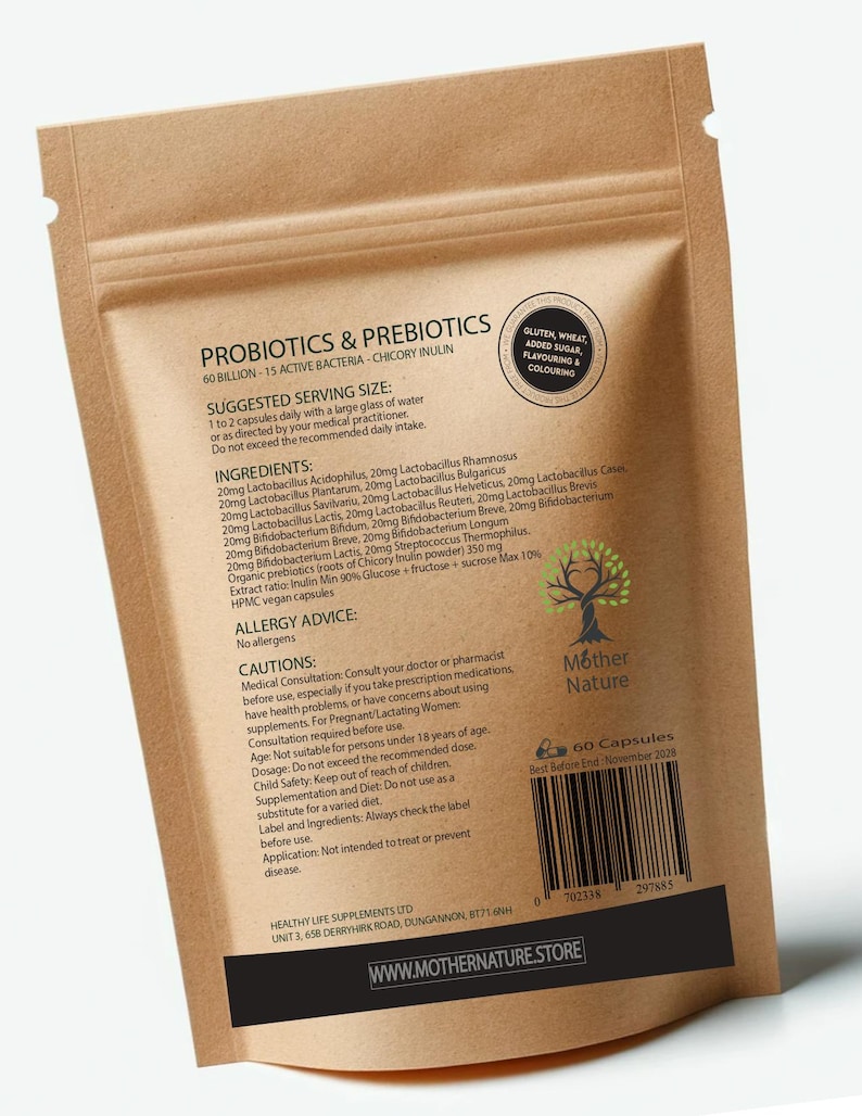 Pu&ograve; includere: Un sacchetto di carta marrone con una chiusura a zip contiene una bottiglia di integratori probiotici e prebiotici. Il sacchetto ha un'etichetta con il nome del prodotto, gli ingredienti e la dimensione della porzione suggerita. L'etichetta include anche un avvertimento su possibili allergeni e precauzioni per l'uso. Il sacchetto ha un codice a barre e una data di scadenza di novembre 2026.