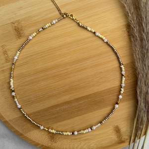 Colar feito à mão com contas castanhas, brancas e brilhantes | Gargantilha artesanal de miçangas dourada, branca e marrom | Colar de miçangas | verão | primavera