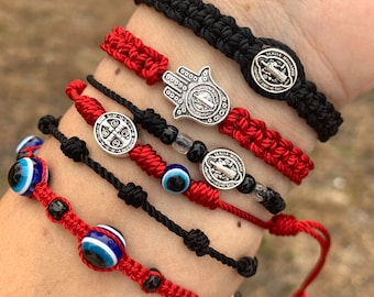 Pulsera con medallón de San Benito: Nudos rojos, protección contra el mal de ojo.