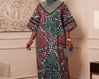 Könnte beinhalten: Ein langes Kleid mit passendem Kopftuch. Das Kleid hat ein geometrisches Muster in Rot, Türkis und Schwarz. Der Ausschnitt ist mit glitzernden Details verziert. Die Frau trägt Goldschmuck und eine kleine Clutch.