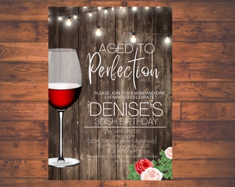 Op de afbeelding: Een rustieke houten achtergrond met lichtslingers en een glas rode wijn. De tekst "Aged to Perfection" is in wit handschrift geschreven. De uitnodiging is voor een 30e verjaardagsfeest voor Denise. De tekst "Kom gezellig mee voor een wijn- en dineravond om de 30e verjaardag van Denise te vieren" is in wit geschreven. De datum en tijd van het feest zijn 11 december om 17:00 uur. De RSVP-informatie is opgenomen met een telefoonnummer. De uitnodiging is versierd met rode en witte rozen.